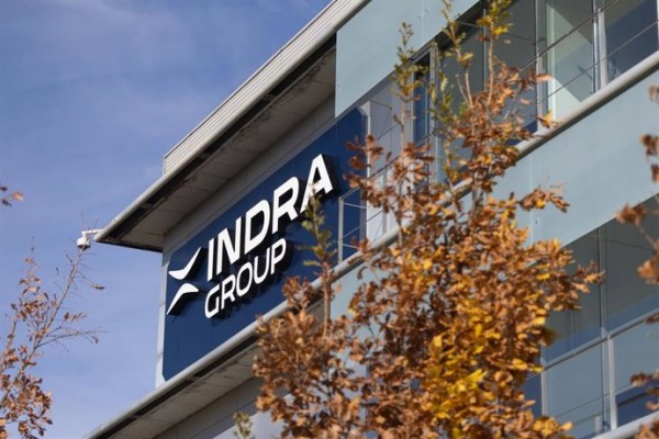 Indra reconquista la cota de los 50 euros con una subida del 3,22% tras el impulso a la operación con EM&E