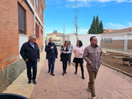 Oropesa avanza con la instalación de dos aulas prefabricadas en el patio del CEIP Dean Martí