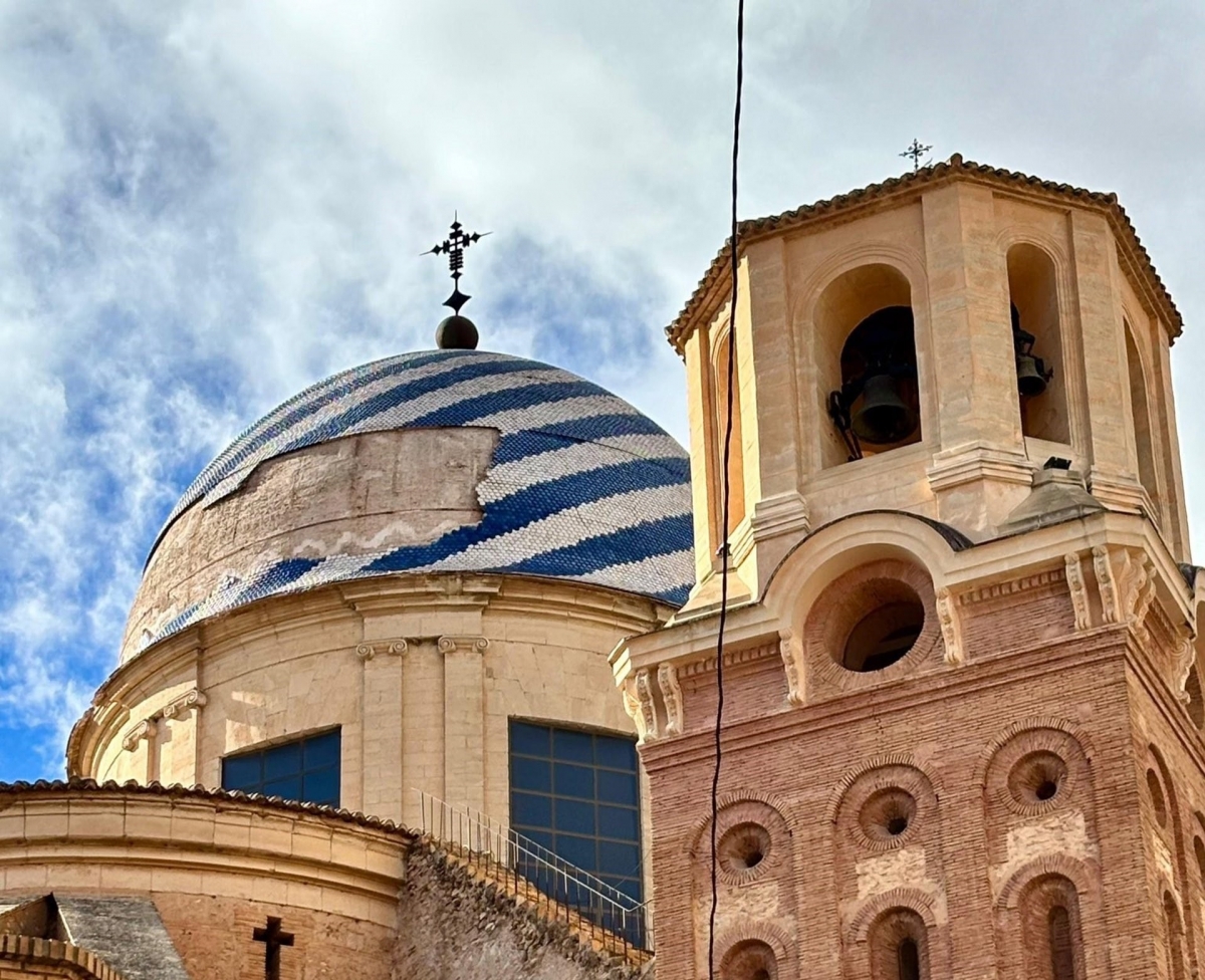 El viento arranca varias tejas de la cúpula de la Purísima de Yecla, icono de la ciudad 