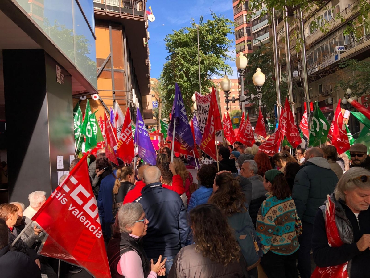 Centenares de trabajadores sociales se concentran ante la Generalitat en Alicante por el retraso en las nóminas