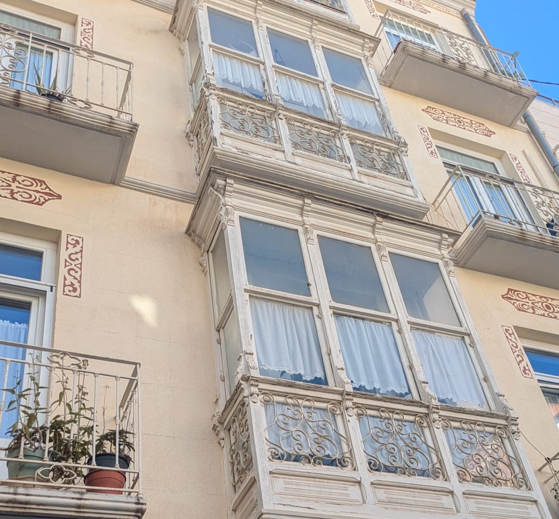 La burocracia ahoga a una comunidad de propietarios que trata rehabilitar su edificio de 1920 en Cartagena con fondos europeos