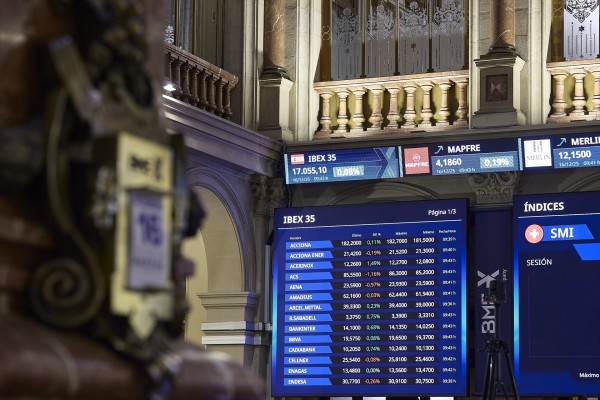 El Ibex ahonda en su caída y pierde casi un 2% al cierre, hasta los 17.700 enteros, lastrado por BBVA (-8%)