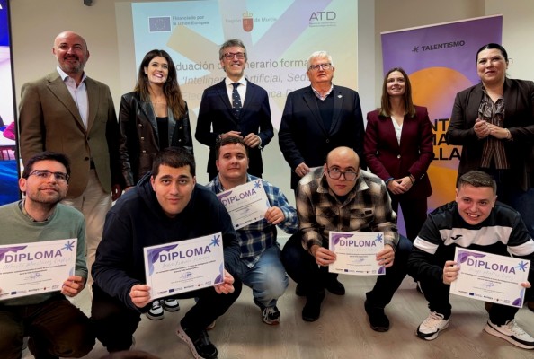 Hasta 30 personas con autismo de la Región se forman en el manejo de inteligencia artificial y la banca digital