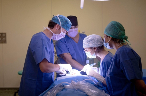 El equipo de la Unidad Dental de Vithas Valencia 9 de Octubre realiza una intervención.