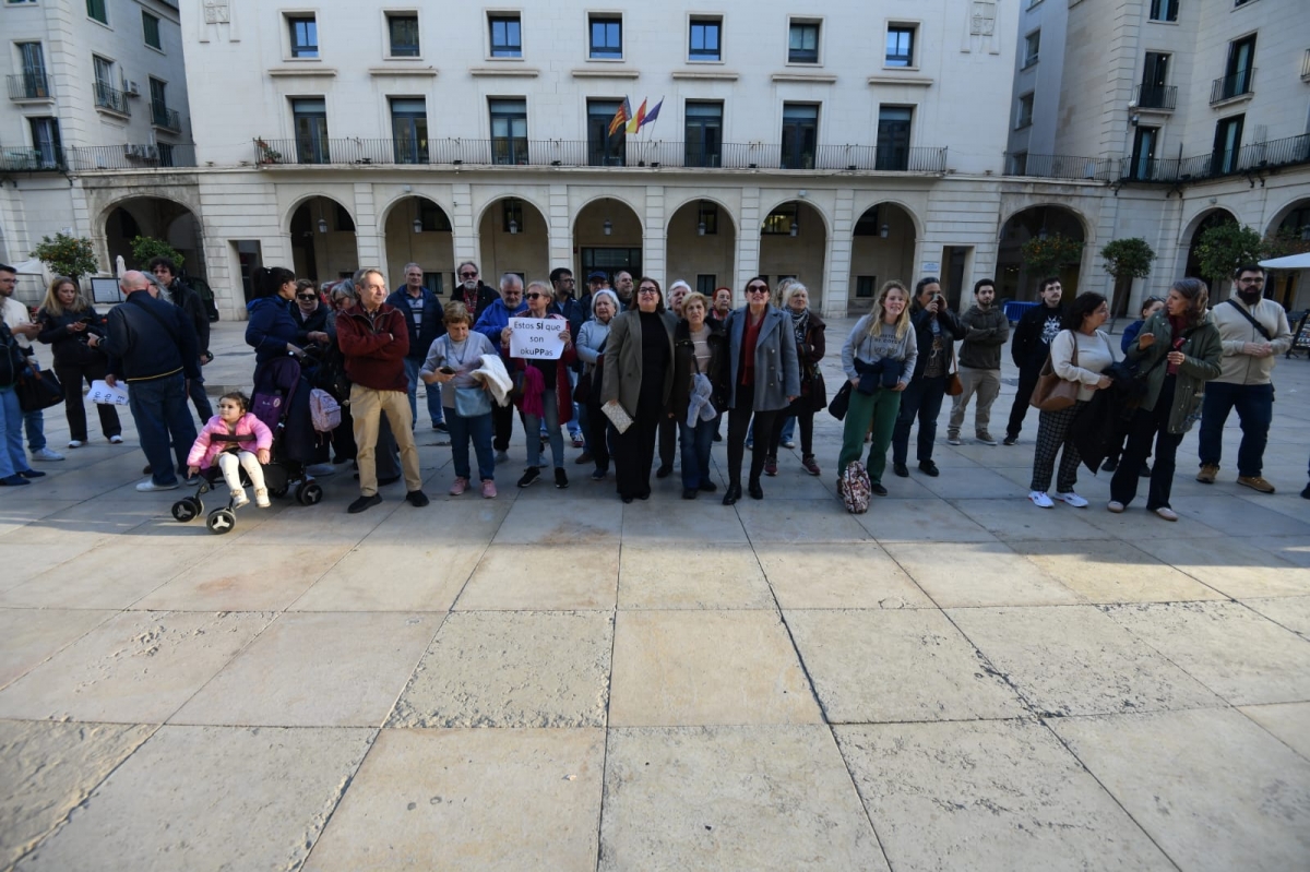 La concentración de protesta en la Plaza del Ayuntamiento. - Foto: RAFA MOLINA La concentración de protesta en la Plaza del Ayuntamiento.