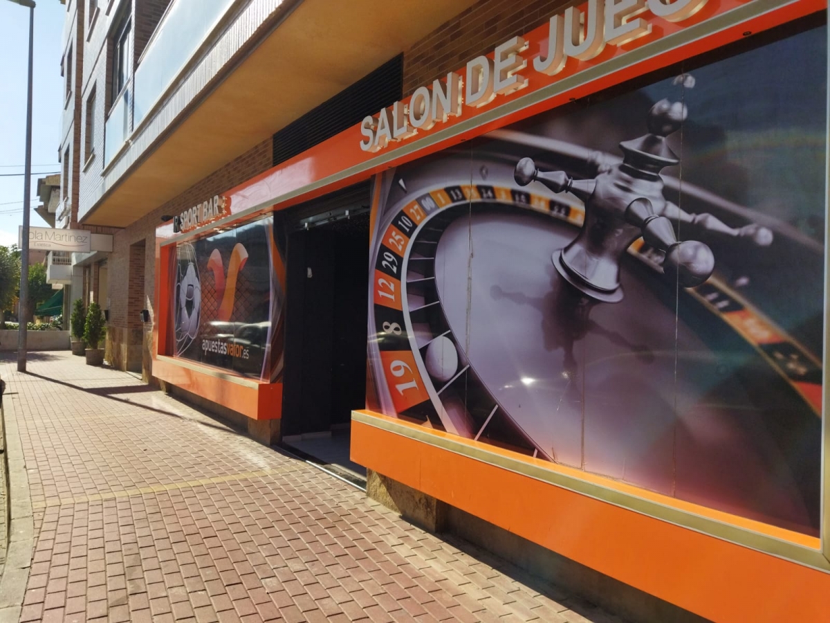 Fachada de un salón de juegos.