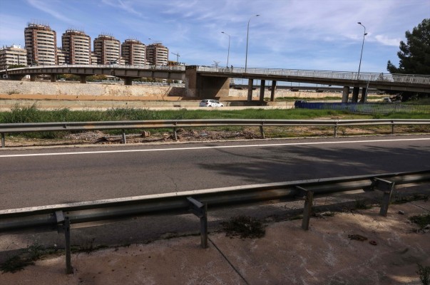 El cierre del acceso al puerto por el viento provoca 11 km de retención en la V-30