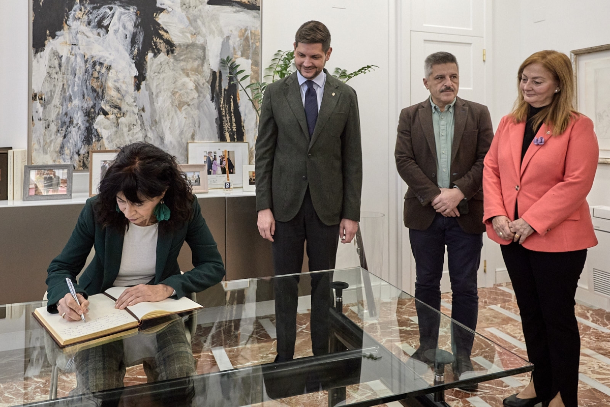 La ministra Redondo firmando en el libro de honor de Gandia.