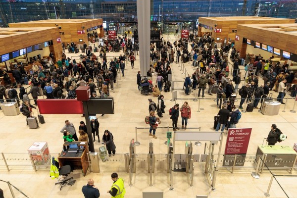 El aeropuerto de Berlín reanuda operaciones por la formación de hielo pero avisa de retrasos masivos