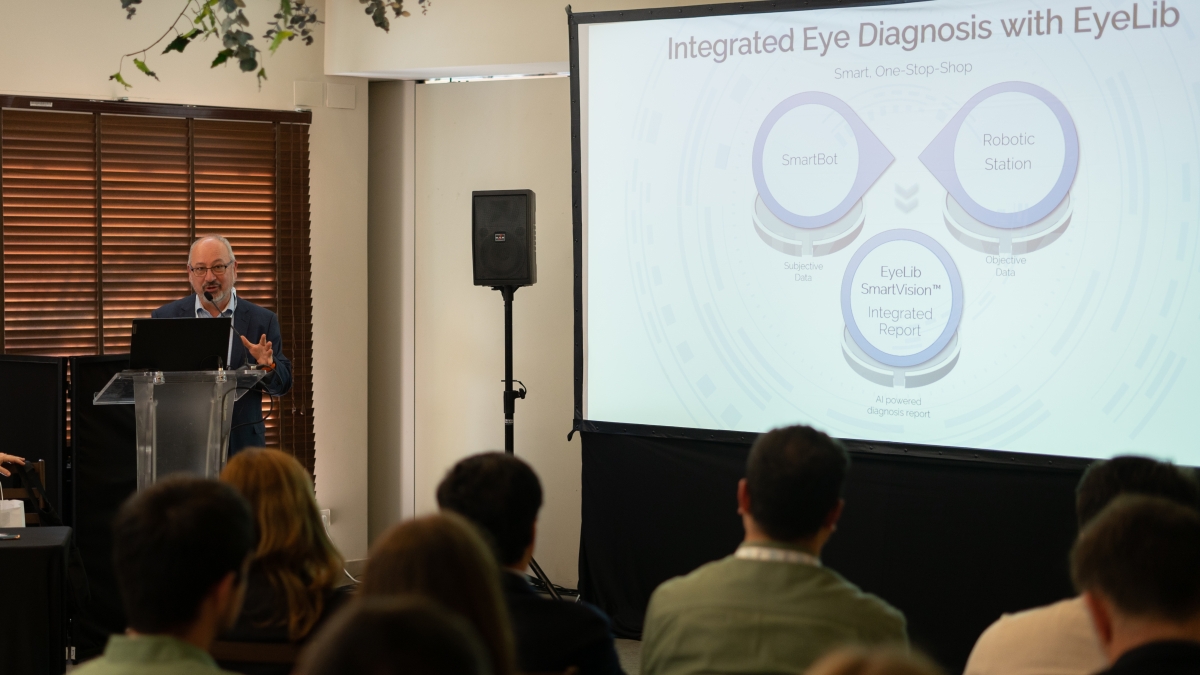 Doria cumple tres años y presenta en Elche su avatar para mejorar la atención a pacientes oftalmológicos.