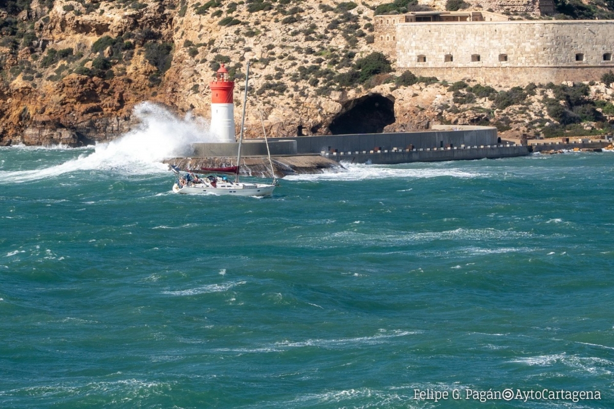 El fuerte viento no da tregua en toda la Región y este sábado vuelve a poner en jaque la costa de Cartagena y Mazarrón
