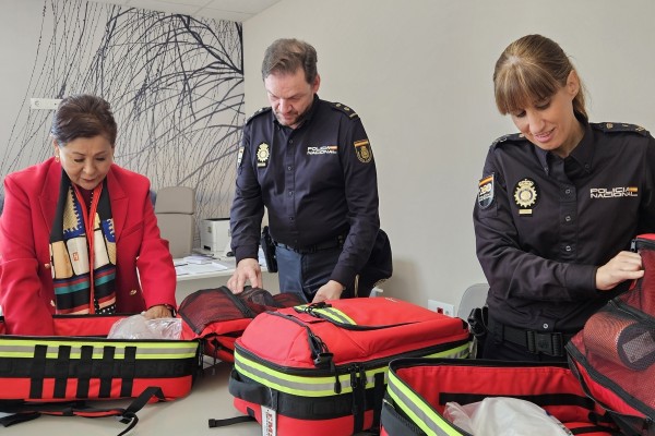 HCB Dénia refuerza la atención urgente de la Policía Nacional con tres botiquines profesionales