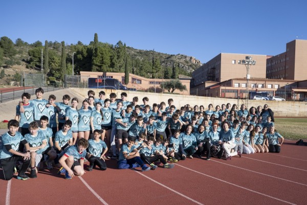 Los alumnos del centro deportivo Penyeta Roja corren unidos para luchar contra el cáncer en Castelló