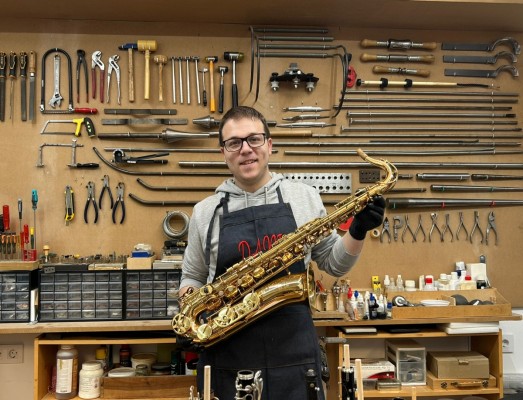Soneja fusiona la pasión y la destreza técnica para dar una nueva vida a los instrumentos musicales