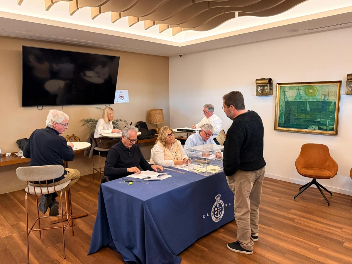 Un momento de la votación, en el RCRA.