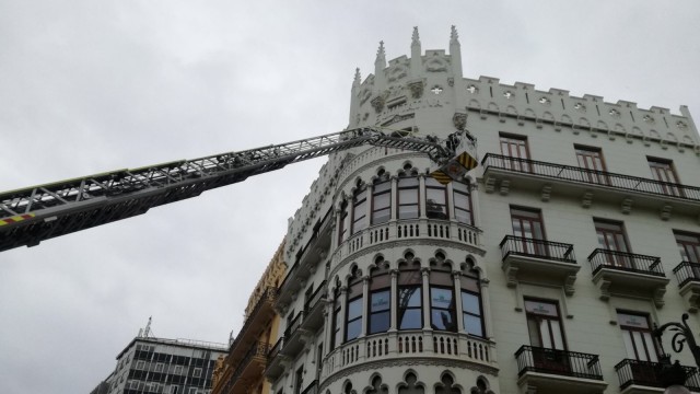 Bomberos comienza a revisar las fachadas de la plaza del Ayuntamiento para las mascletaes