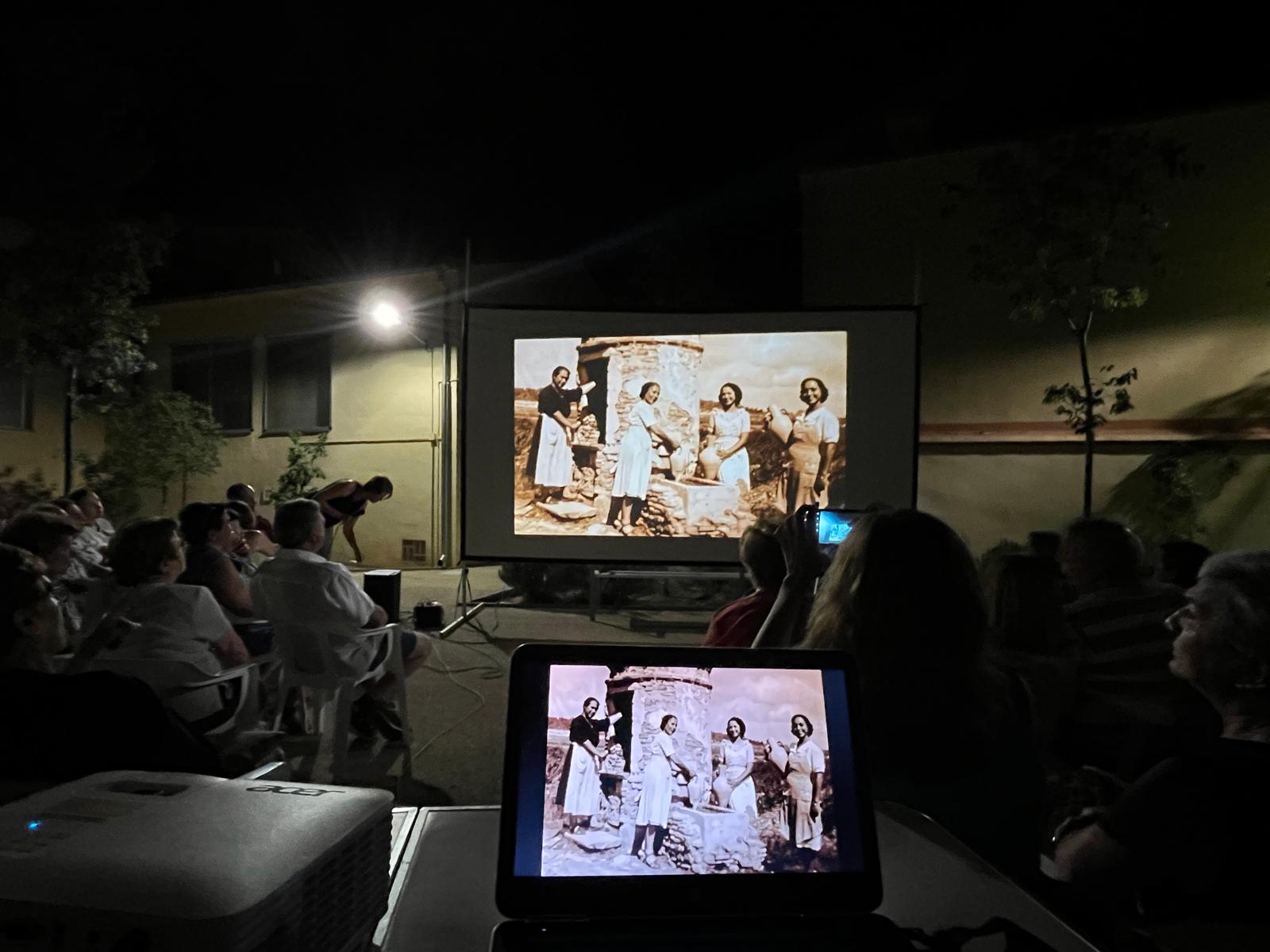 Un proyector muestra una de las fotografías a partir de las cuales se despiertan las historias de Contes a la Fresca. Foto cedida por Almudena Francés - 