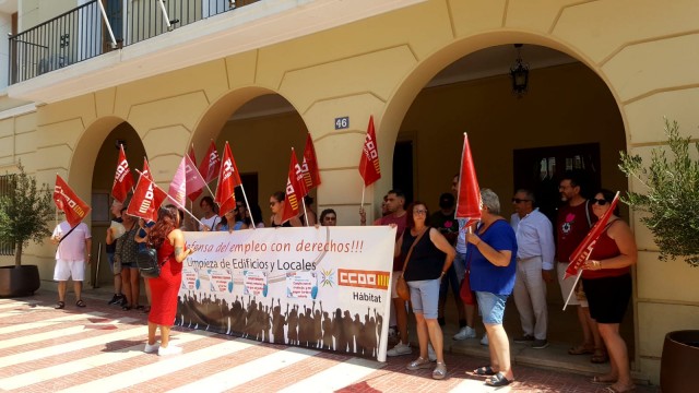 La plantilla de la limpieza de dependencias municipales de Mutxamel reclama sus salarios