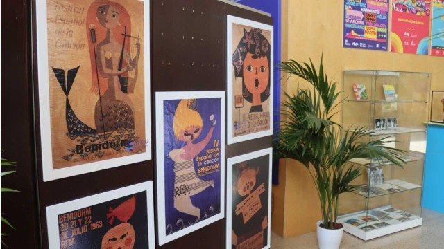 El Ayuntamiento acoge una exposición que recoge la historia del Benidorm Fest y del Festival de la Canción