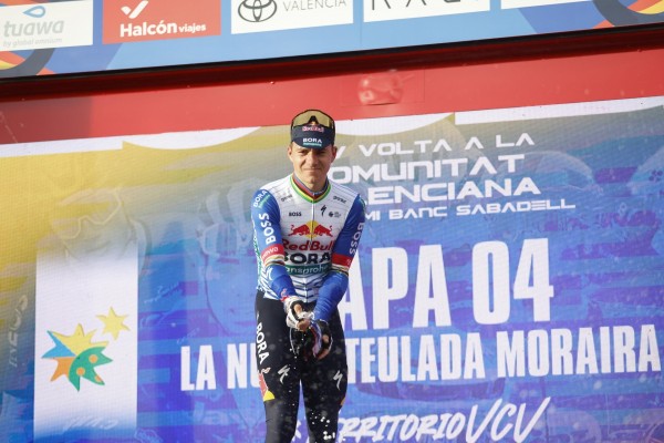 Exhibición de Evenepoel que se lleva la etapa reina y el jersey amarillo