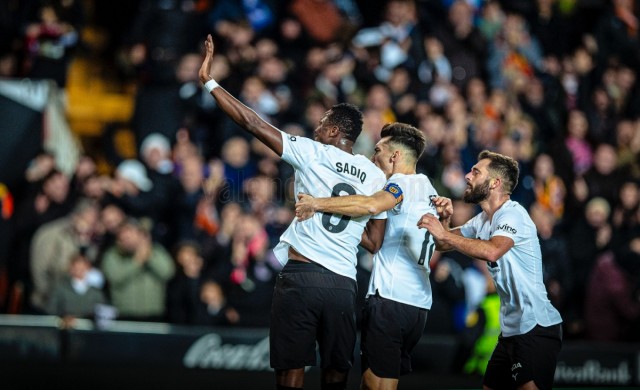 Mestalla se cansa y solo quiere hechos: el Real Madrid mide el orgullo 'che'