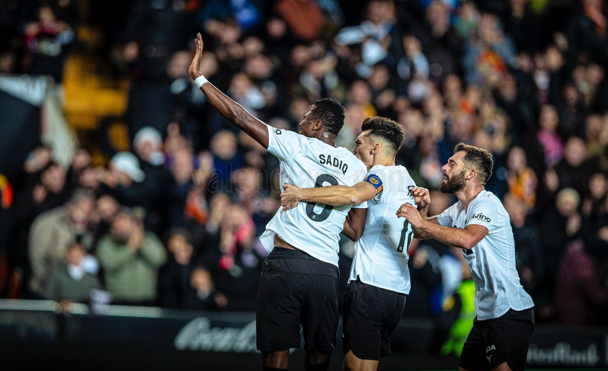 Mestalla se cansa y solo quiere hechos: el Real Madrid mide el orgullo 'che'