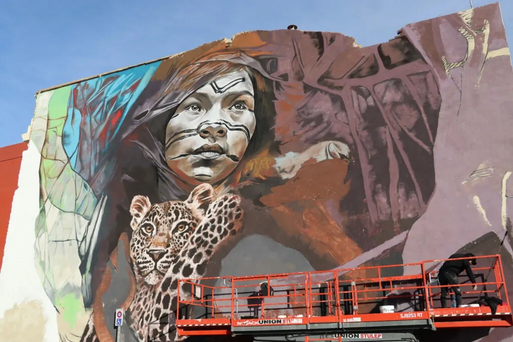 Torrent reta a jóvenes artistas locales a pintar dos murales en la décima edición de La Paret Pintada