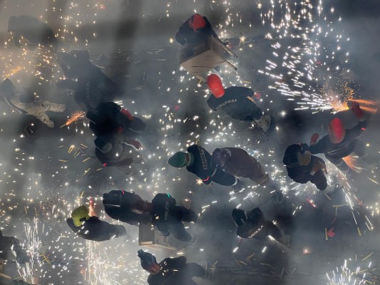 Un total de 352 tiradores/as iluminan el cielo de Paterna en la Cordà