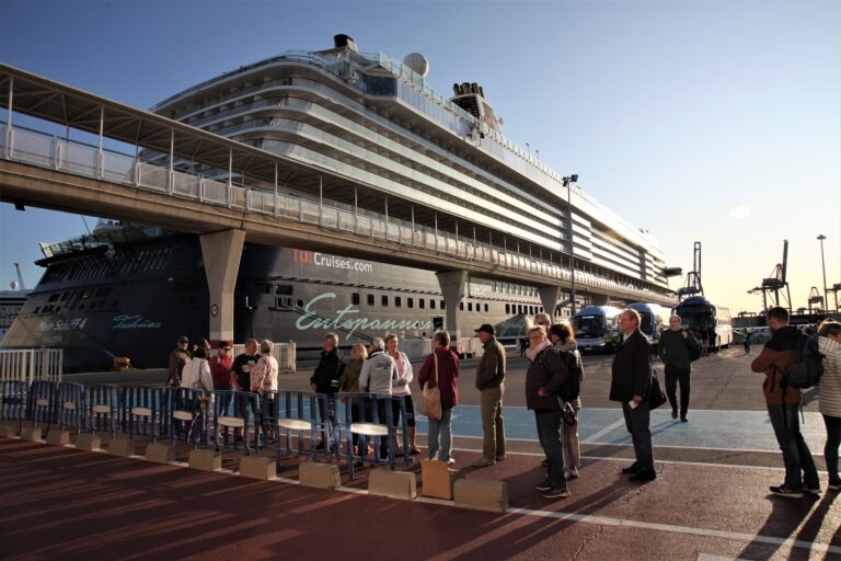 València recibirá menos cruceros este año aunque sigue pendiente el estudio que debía regularlos