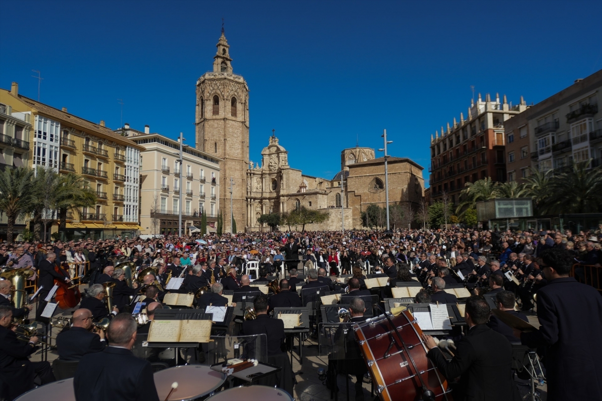 Música, volteo de campanas y una 'mascletà' conmemoran el 600 aniversario del 'Micalet'