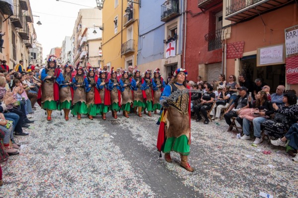 La consellera Nuria Martínez pone en valor los Moros y Cristianos como emblema y patrimonio turístico
