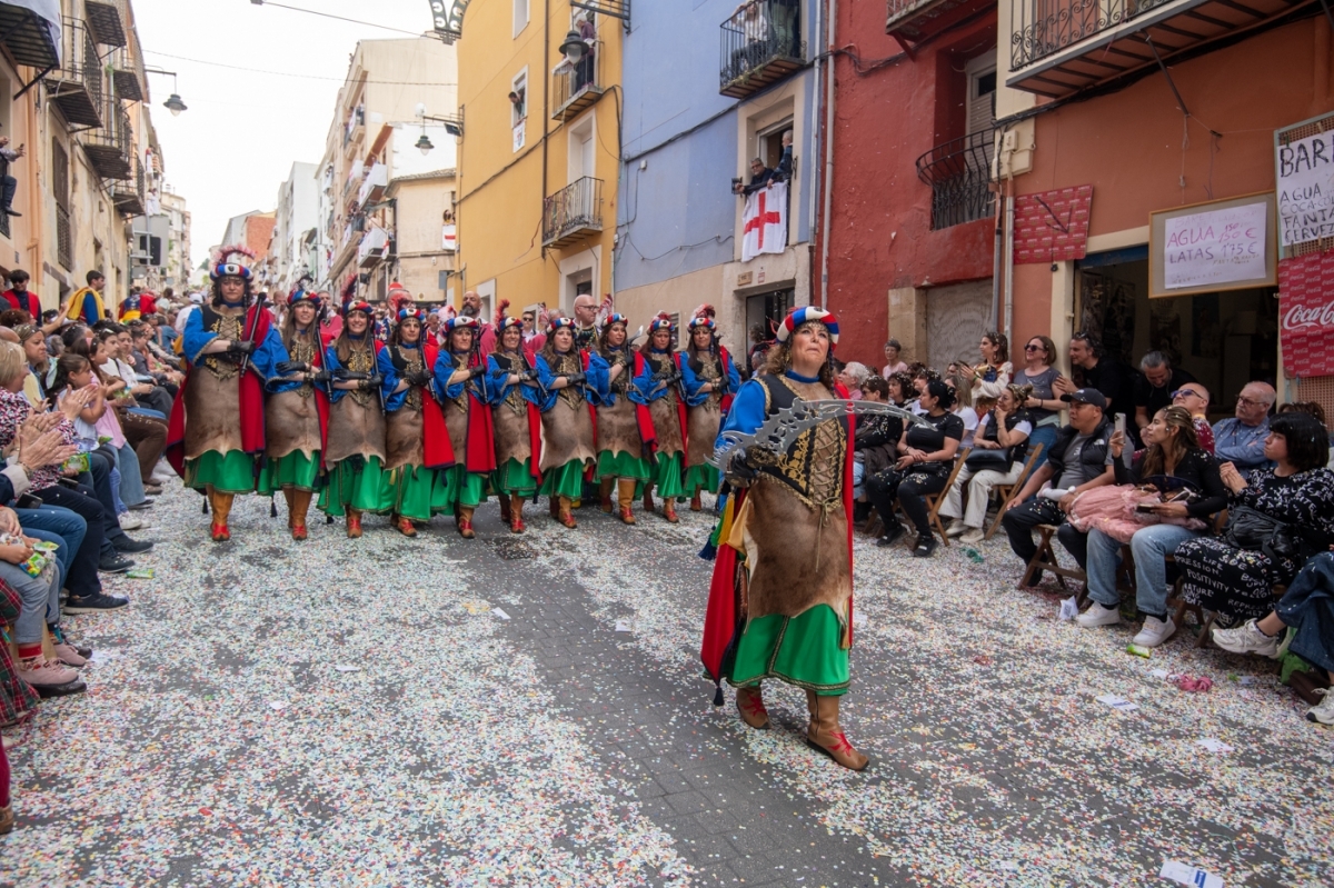 La consellera Nuria Martínez pone en valor los Moros y Cristianos como emblema y patrimonio turístico