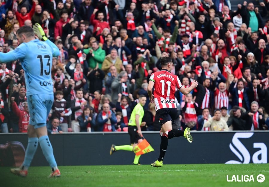 Un combativo Levante paga su temprana expulsión en San Mamés