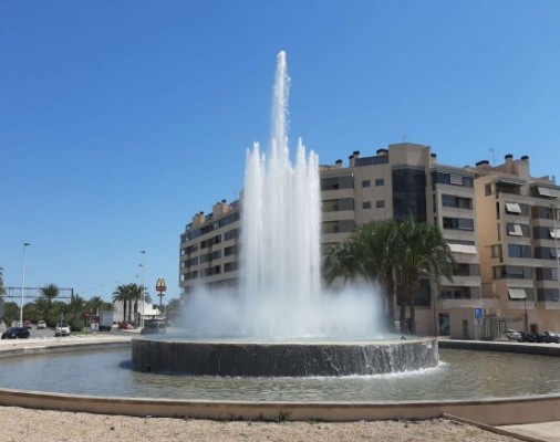 Vía libre en Elche para reparar la ausente fuente de la Avenida de Alicante, puerta de entrada local