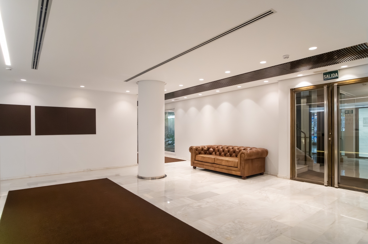 La decoración del despacho es sobria   para transmitir confianza y calma. 