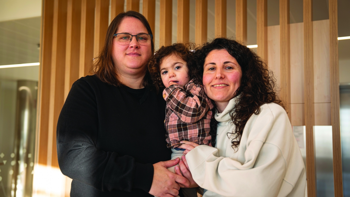 Ona, con sus madres Silvia y Lidia.