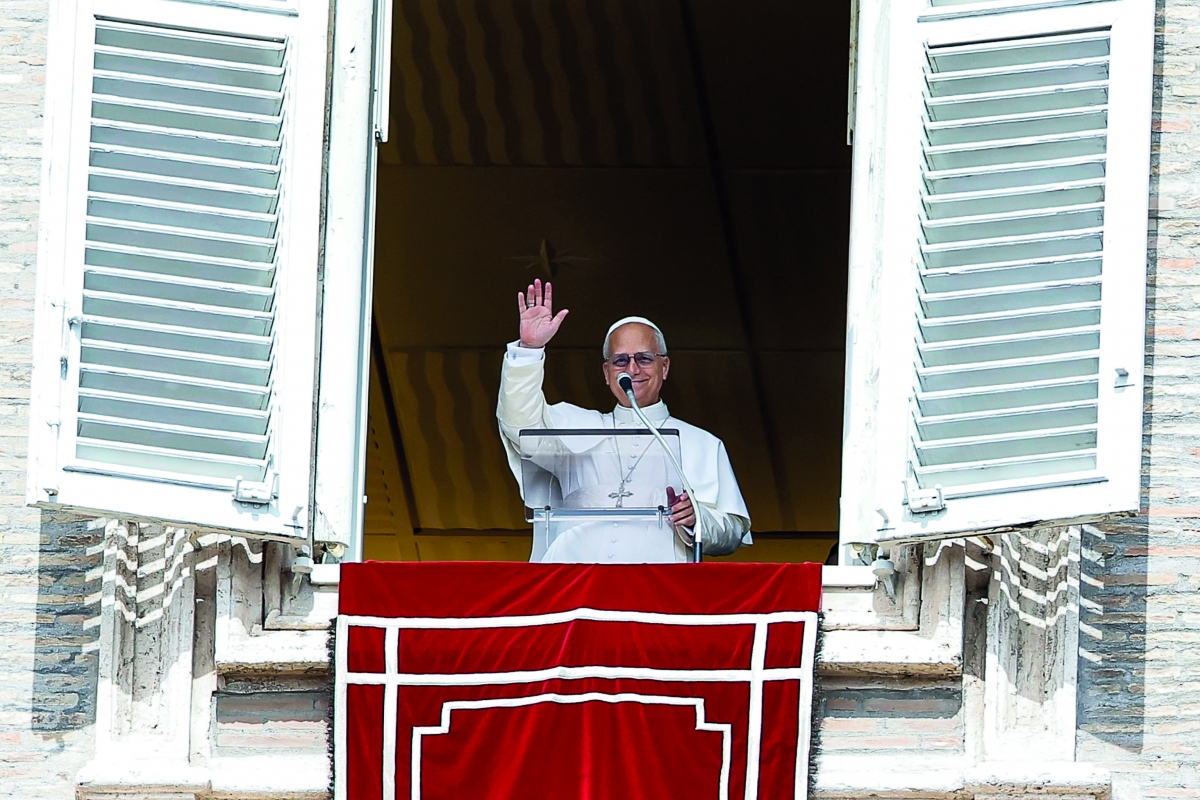 El Papa León XIV saluda desde la ventana de su despacho - EFE/Angelo Carconi El Papa León XIV saluda desde la ventana de su despacho