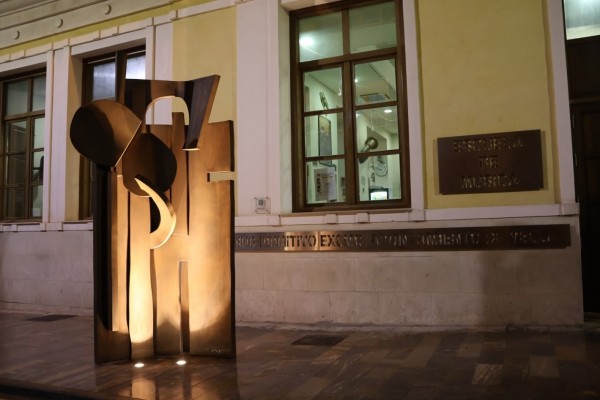 Yecla 'abraza' la música con una escultura del artista yeclano Emilio Pascual