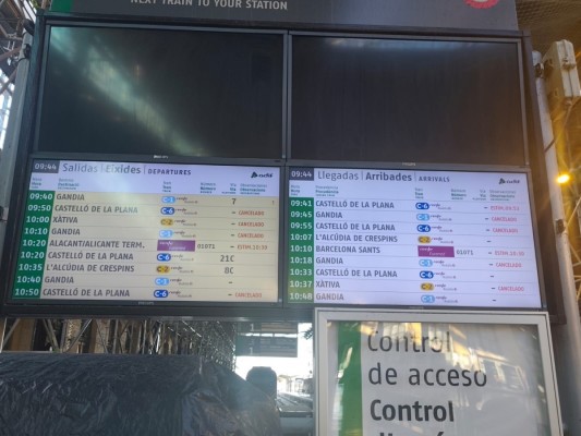 La huelga ferroviaria arranca con cancelaciones, retrasos y servicios mínimos en Cercanías de Valencia