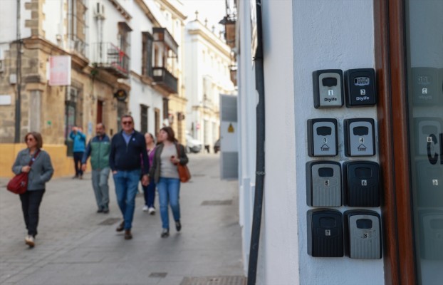 El número de pisos turísticos en la Comunitat desciende un 25% en el último año hasta las 48.411 viviendas
