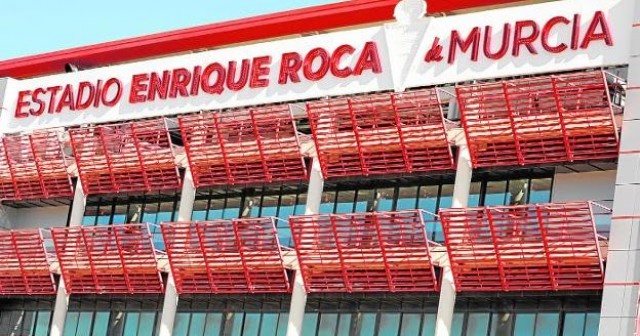 Enrique Roca seguirá poniendo nombre al estadio en el que juega el Murcia hasta 2029 