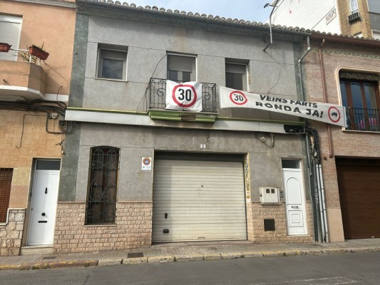 Bolardos y vados: la actuación que no convence a los vecinos de Manises antes de la apertura de la Ronda Norte