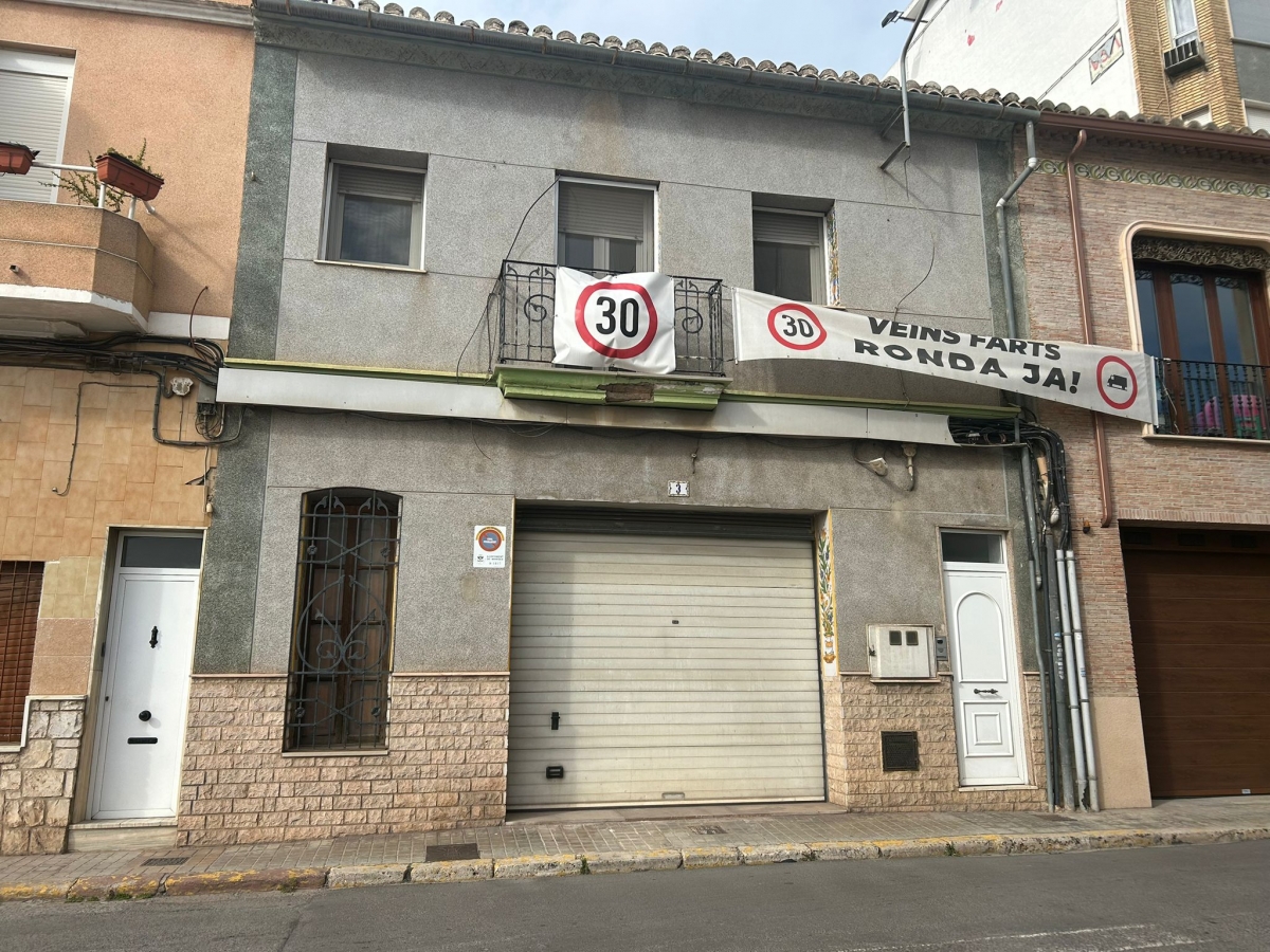 Bolardos y vados: la actuación que no convence a los vecinos de Manises antes de la apertura de la Ronda Norte