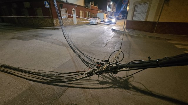 El PSOE de Orihuela denuncia la falta de actuación municipal tras la caída de cables eléctricos en El Mudamiento