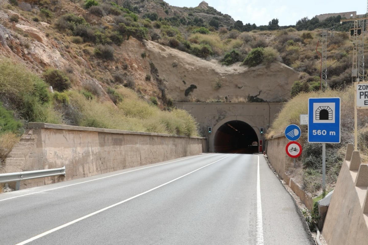 Las obras de la red de saneamiento obligan a cerrar el acceso entre Cala Cortina y Enagás