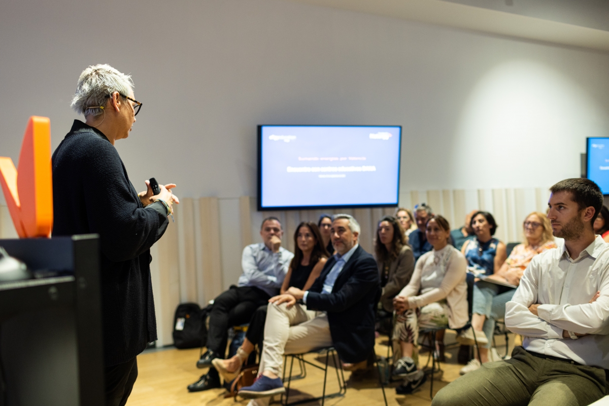 Eva Buch, directora de Educación y Divulgación en Fundación Naturgy, durante un encuentro en un centro educativo.