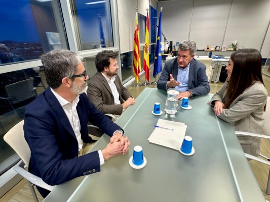 Relevo en el aeropuerto de Castellón: Raquel París sustituye a Justo Vellón, que deja la dirección general tras dos años 