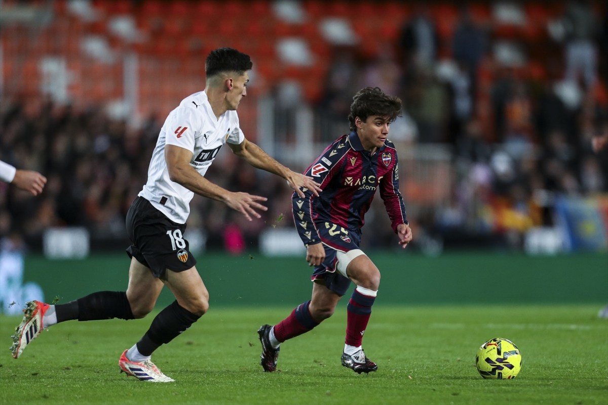 El Levante domina el balance en su estadio del derbi ante el Valencia