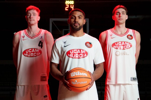 El UCAM CB juega en Alemania con los deberes hechos y vende su nueva camiseta