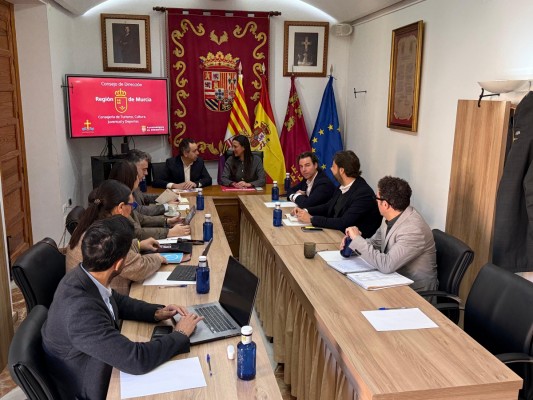 La Consejería de Turismo celebra su Consejo de Dirección en Abanilla para respaldar al Año Jubilar